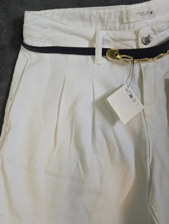 Nwt Zara White Pleated High-Waist Shorts with Navy Chain Belt Sz 38 - Picture 4 of 10